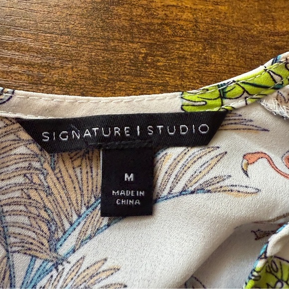 Signature Studio Flamingo Tropical Top Size Medium V-neck Whimsical Resort Wear - Picture 2 of 15